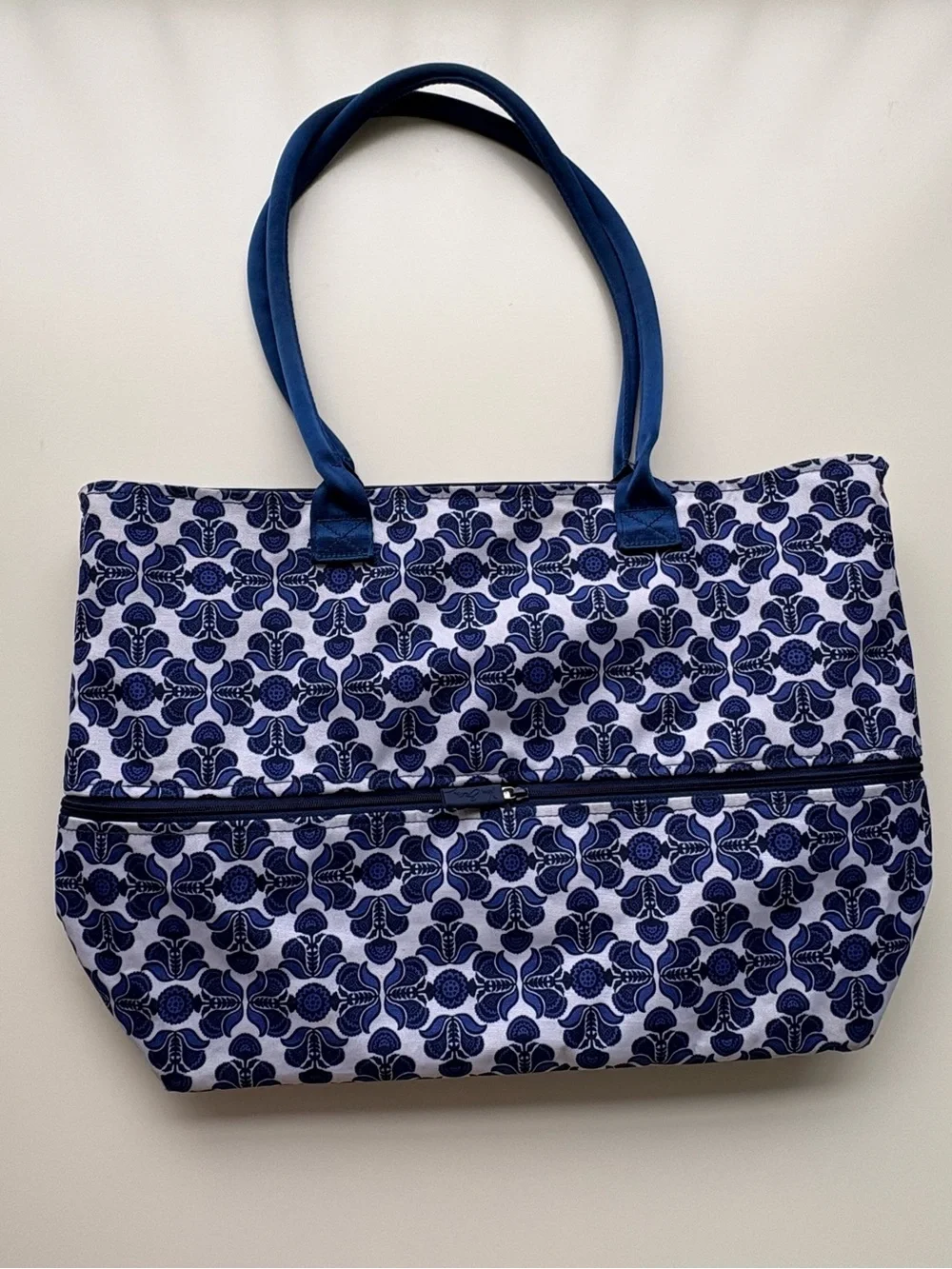 Vera Bradley Lighten Up Expandable Travel Bag Blue & White Floral Pattern